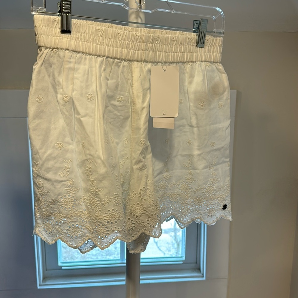 NWT Roxy seaside city shorts in white, size small